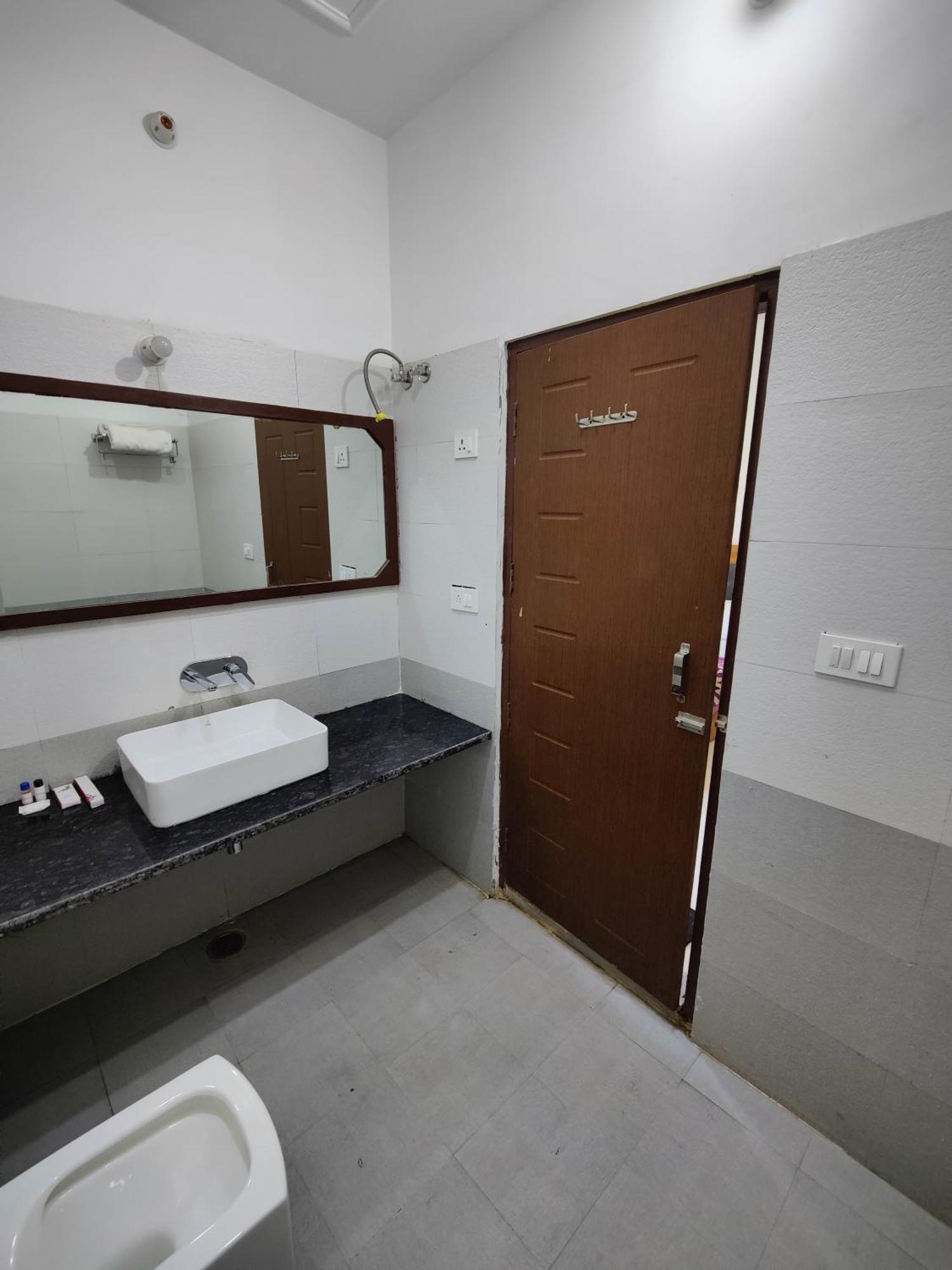 Alaknanda Motel & Restaurant Rudraprayāg Esterno foto